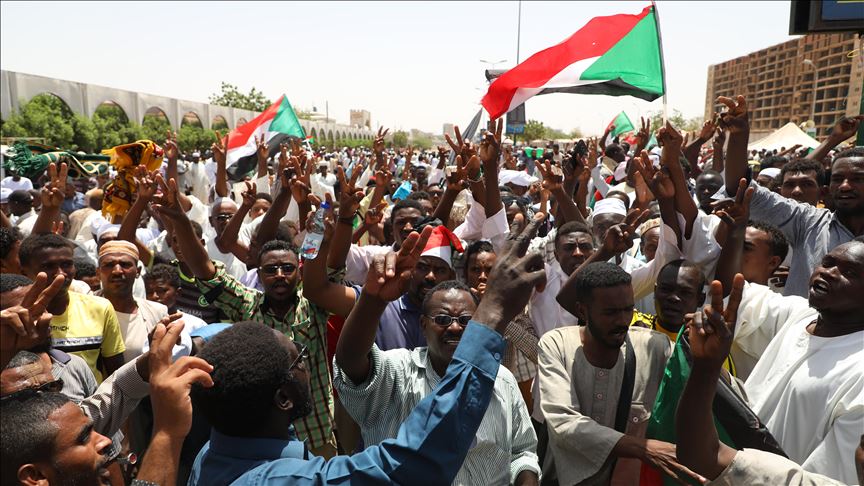 Sudanese protestors resist bid to break army HQ sit-in