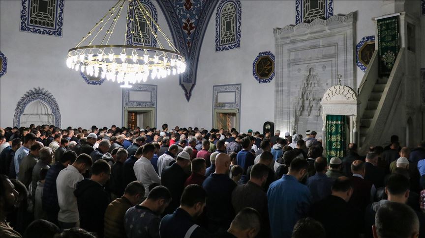 Në vendet e Ballkanit falet namazi i teravisë së parë