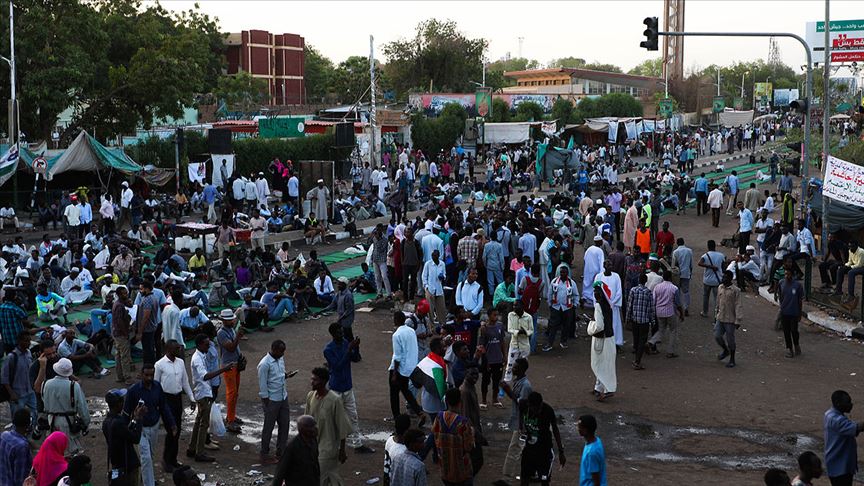 Sudan'da göstericiler orucunu meydanda açtı