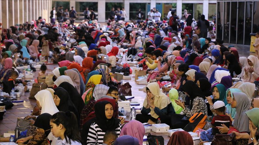 إندونيسيا.. الإفطار الجماعي يبهج الصائمين