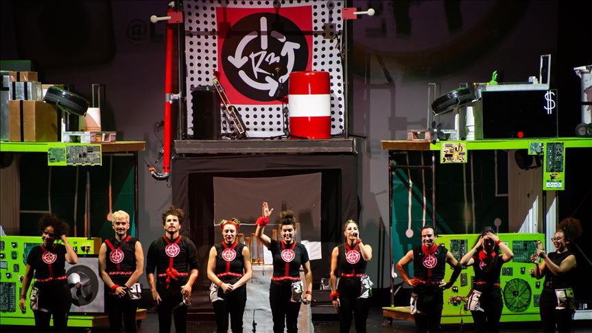 La ‘música reciclada’ de la compañía de teatro chilena Los Fi
