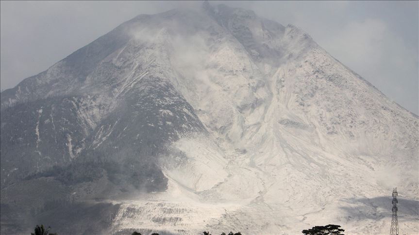 El volcán indonesio Sinabung expulsa una nube de ceniza de 2.000 metros de altura