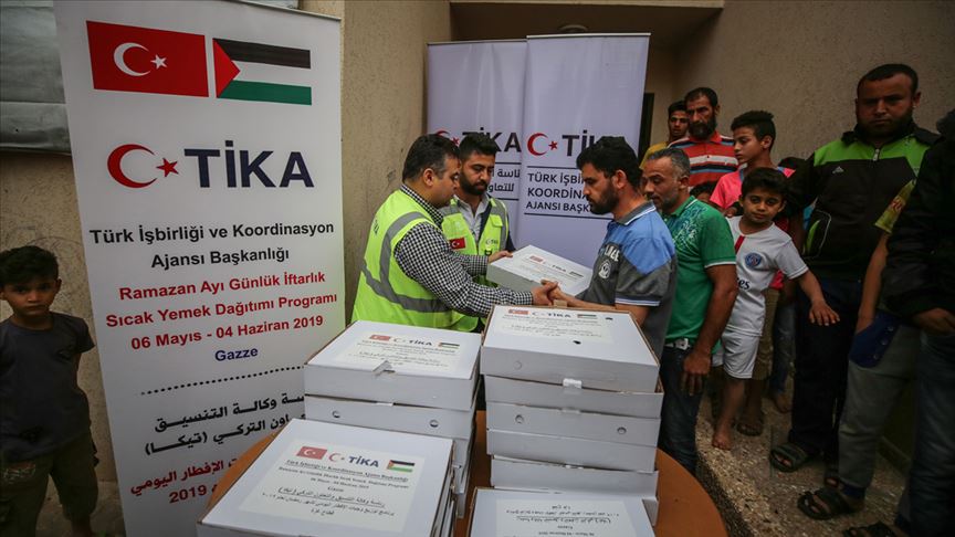 TİKA Gazze'de ihtiyaç sahibi ailelere iftar yemeği dağıtıyor