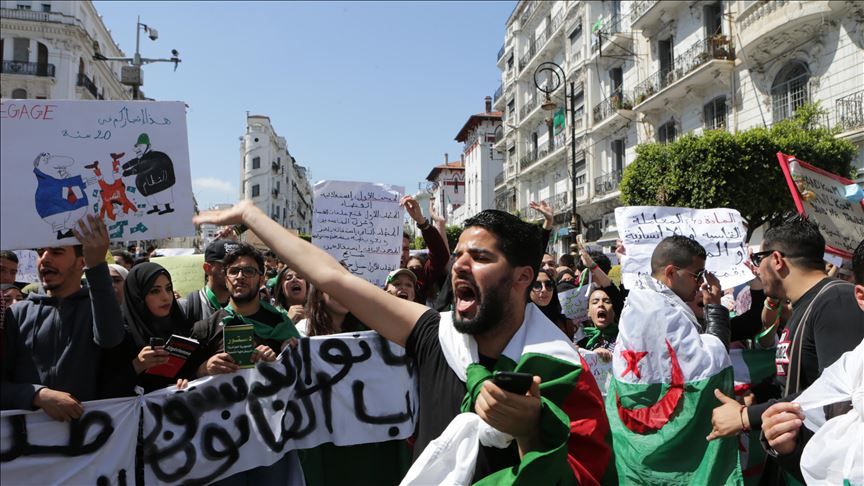 Argelia: Estudiantes protestan contra funcionarios de la era Bouteflika
