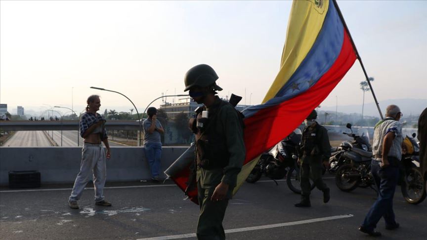 Venezuela'da kalkışma girişiminde bulunanlar büyükelçiliklere kaçıyor