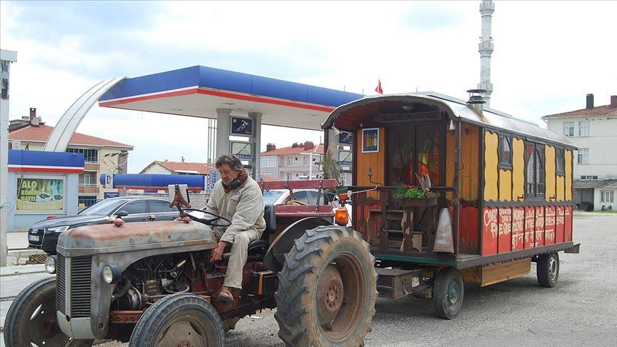 Французин со трактор на пат до Индија