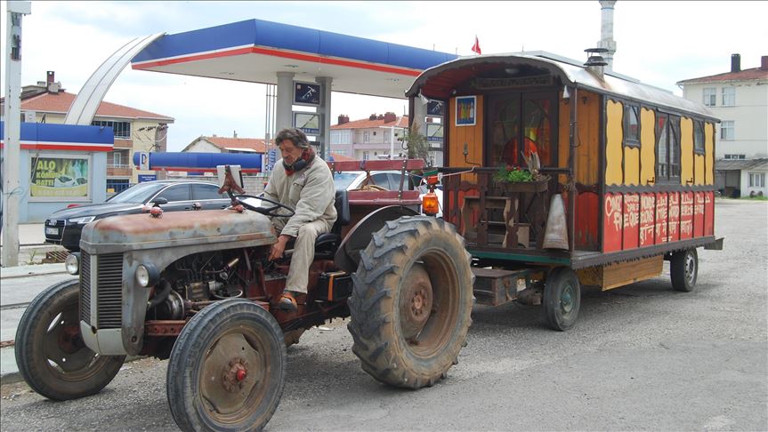 Shëtitësi francez udhëton për në Indi me traktor