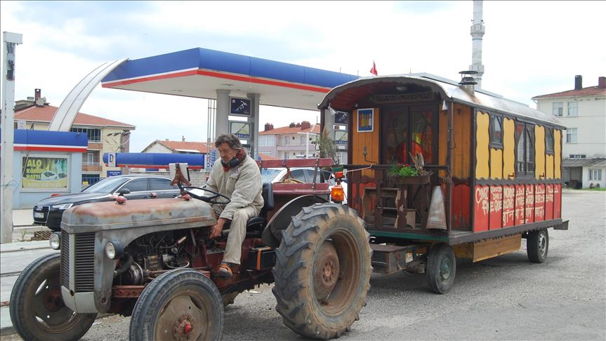 Un globetrotter français prend la route vers l'Inde en tracteur