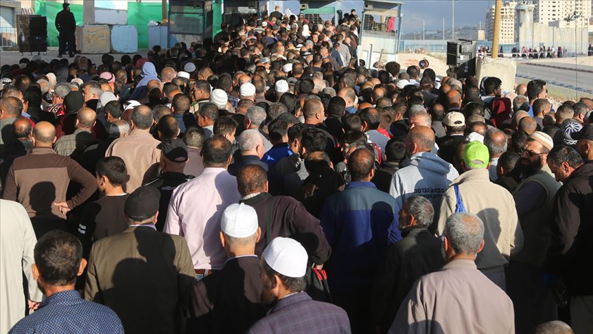 الفلسطينيون يتوافدون على الأقصى لصلاة الجمعة الأولى من رمضان 