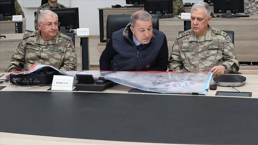 وزير الدفاع التركي يتفقد الوحدات على الحدود مع سوريا 