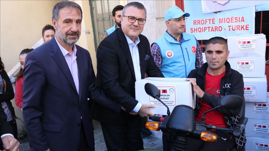 Turqia ofron ndihma për familjet në nevojë në Shqipëri