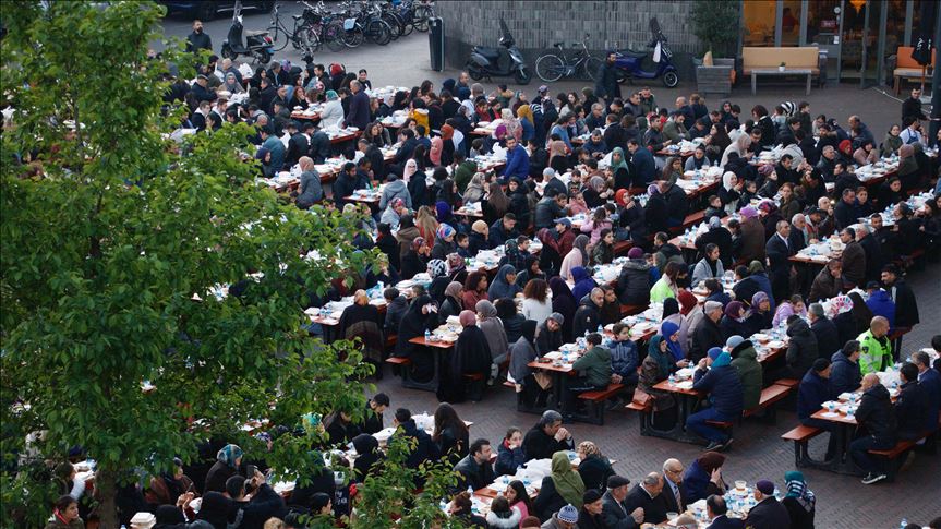 Muslims, Dutch city’s residents enjoy iftar meal