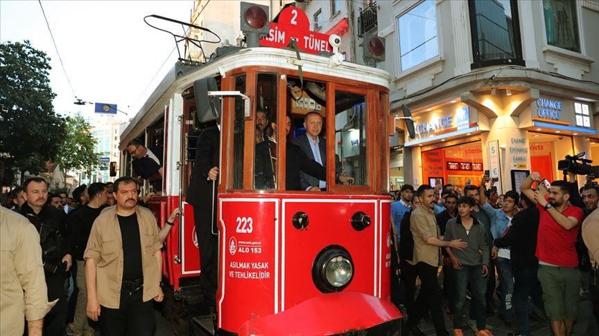 Erdogan emprunte le tramway historique de l'avenue Istiklal