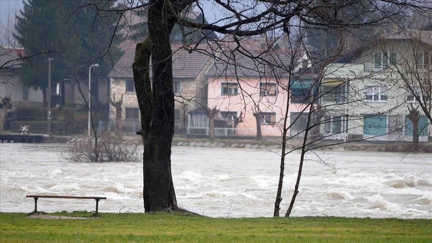 Kritično u Krajini: U Cazinu obustavljen saobraćaj na dijelu puteva zbog poplava