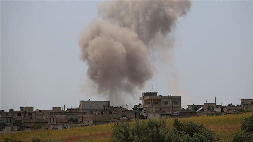 قصف جوى يستهدف مركزا للدفاع المدني بمنطقة "خفض التصعيد" شمالي سوريا 