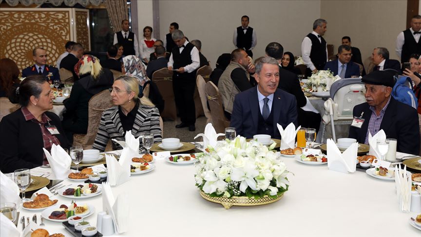 Akar ve komutanlardan şehit aileleri ile iftar