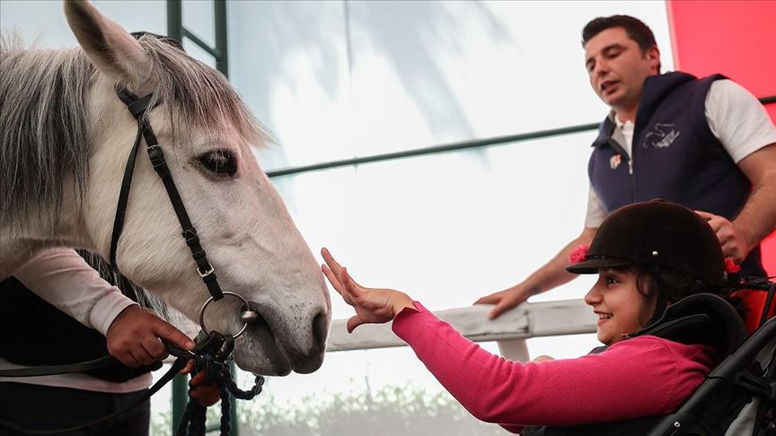 Caballos como terapia para personas discapacitadas en Turquía