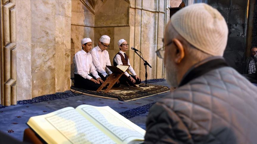 Tarihi camilerdeki geleneği çocuk hafızlar sürdürüyor
