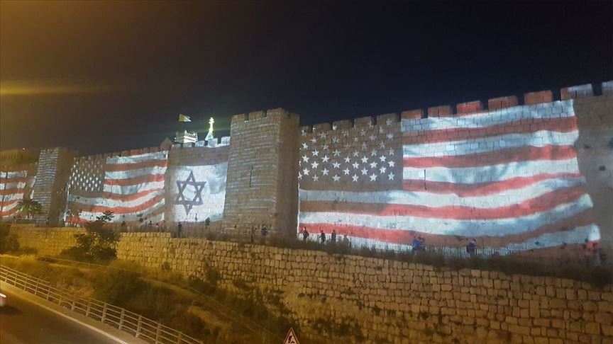 Në muret e Kudsit projektohen flamujt e SHBA-ve dhe Izraelit