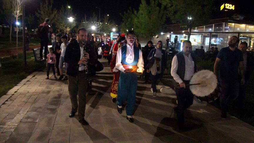 Engelliler çayda çıra farkındalık yürüyüşü düzenledi