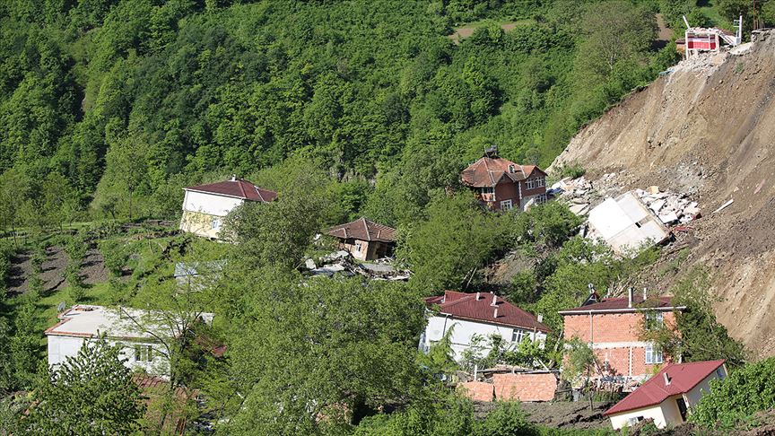 Ordu'da heyelanlı bölgedeki 15 ev yıkıldı  