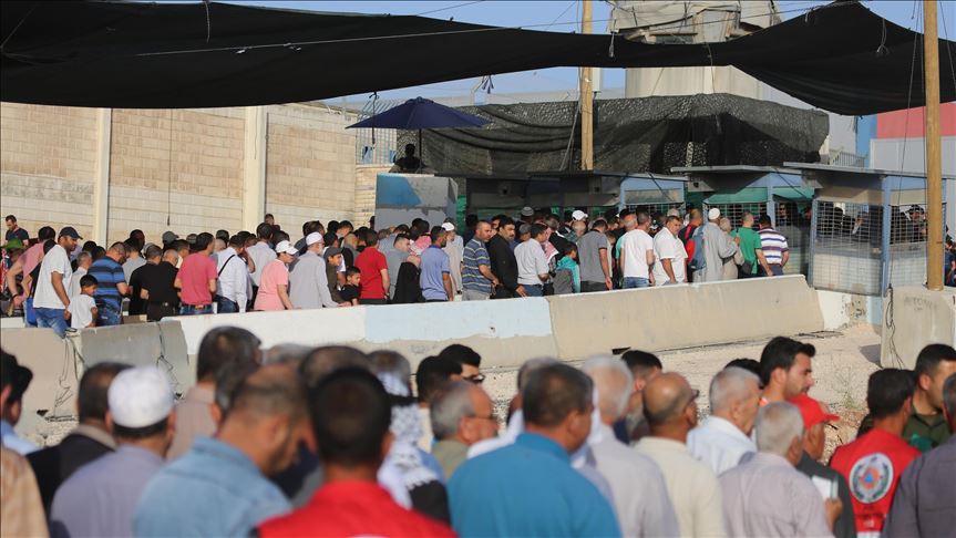 Илјадници Палестинци од Западниот Брег пристигнуваат во „Ал Акса“