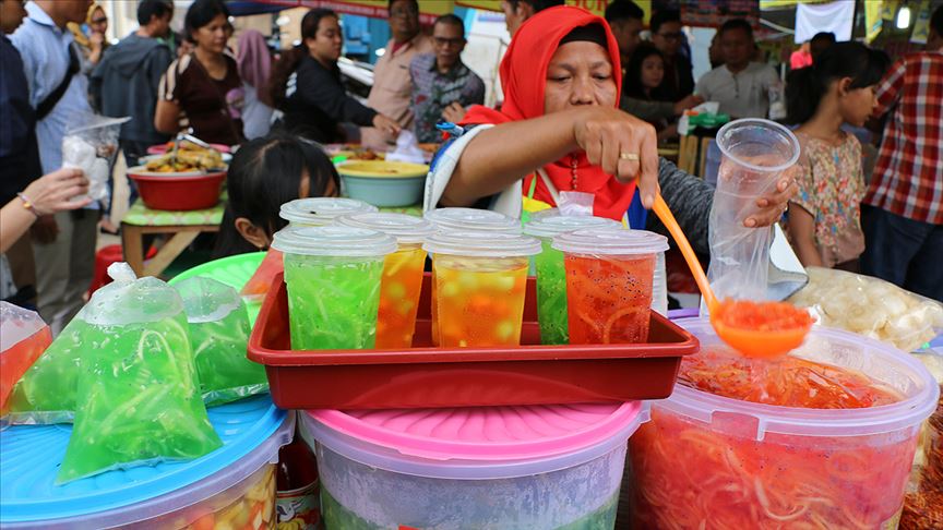 Endonezya'da iftar sofralarının hafif atıştırmalıkları 'takjil'