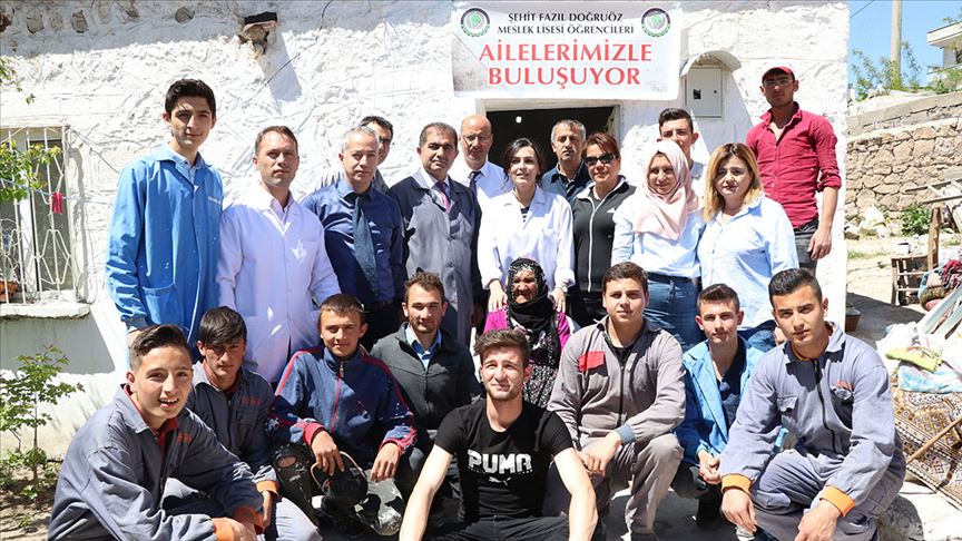 Hem meslek öğreniyorlar hem de yoksulların yardımına koşuyorlar