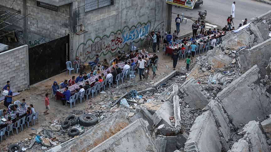 عائلات فلسطينية تفطر على أنقاض منازلها وسط غزة
