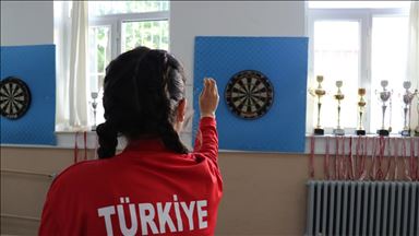 Okul yemekhanesindeki dart tahtasından madalya çıkardı