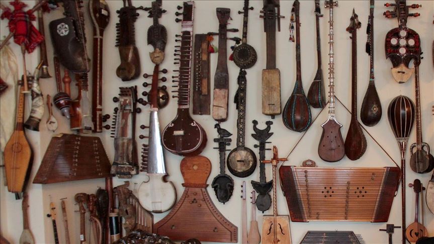 World-known musicians play Turkish instruments