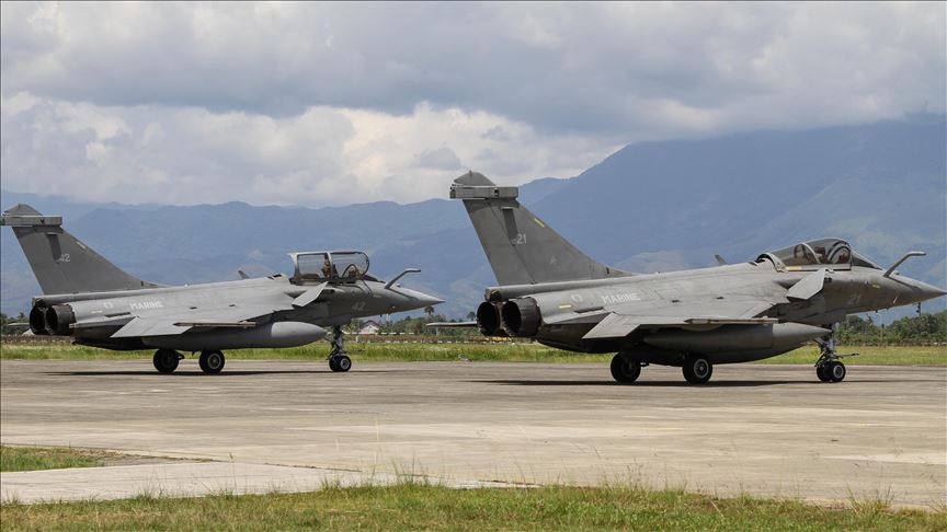 Француски воени авиони принудно слетаа во Индонезија