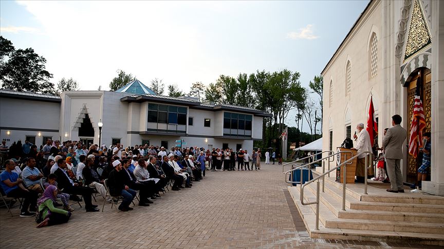 ABD'de yüzlerce kişi Diyanet Camisi'nin kundaklanmasını protesto etti