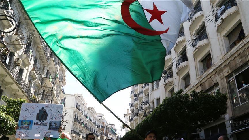 Algerian students urge Bouteflika-era officials to quit