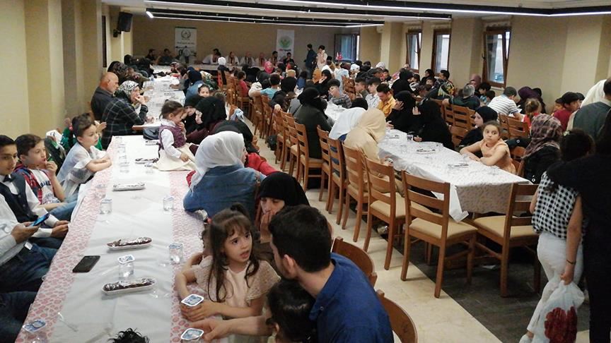 "البسمة" تجمع 250 يتيماً سورياً على موائد إفطار في إسطنبول