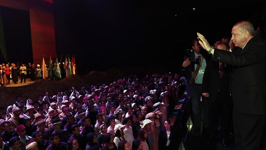 أردوغان يشاهد عرضا مسرحيا بمناسبة إحياء ذكرى أتاتورك