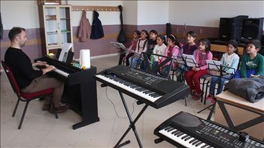 Minik eller piyano ve gitarla hayat buluyor