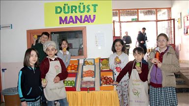 Görevlisi olmayan manavda dürüstlüğü öğreniyorlar