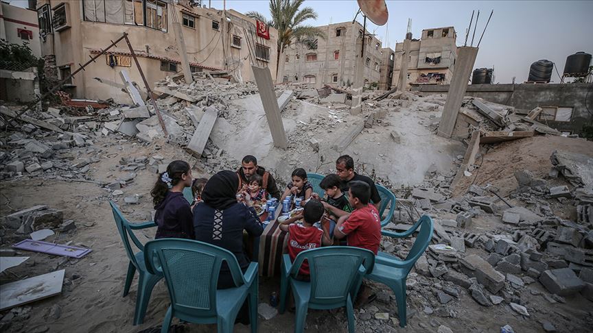 İsrail saldırısında evleri yıkılan Filistinli aile molozlar arasında iftar yapıyor 