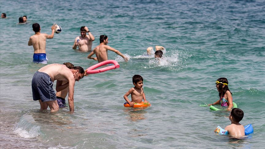 Antalya'da sıcaktan bunalanlar denizde serinledi