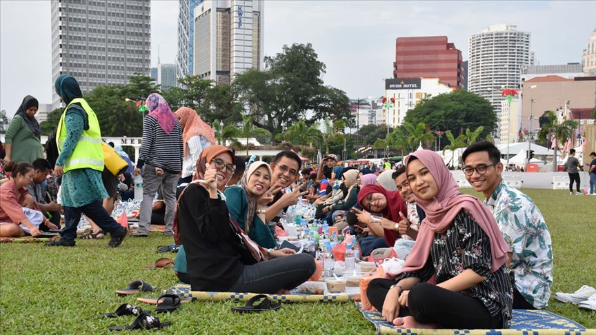 Malezya'da ramazanın ruhu toplu iftar etkinlikleriyle yaşanıyor