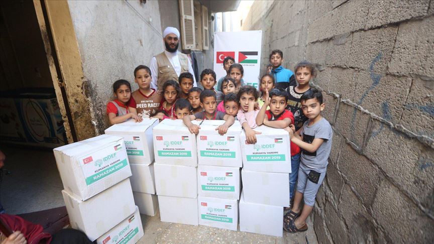 جمعيات تركية توزع مساعدات على محتاجين في غزة