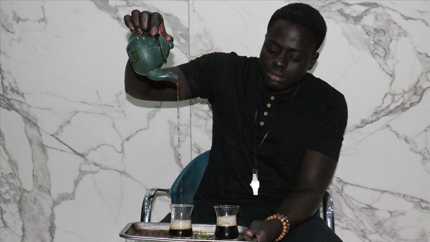 أتايا.. شاي تقليدي لا يفارق جلسات السنغاليين