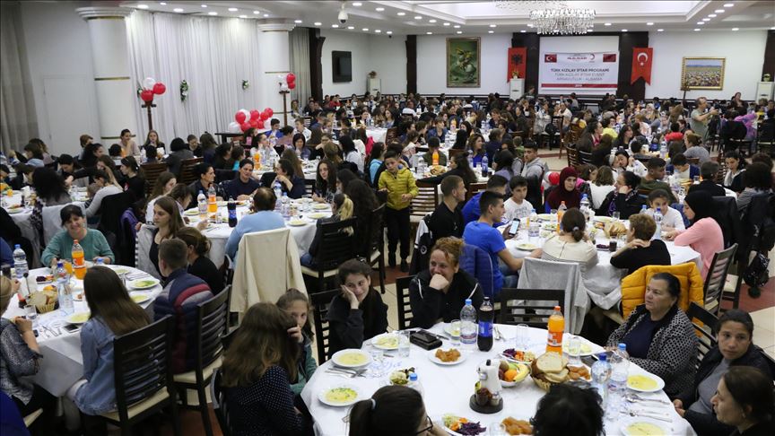 Gjysmëhëna e Kuqe Turke organizon iftar në Tiranë