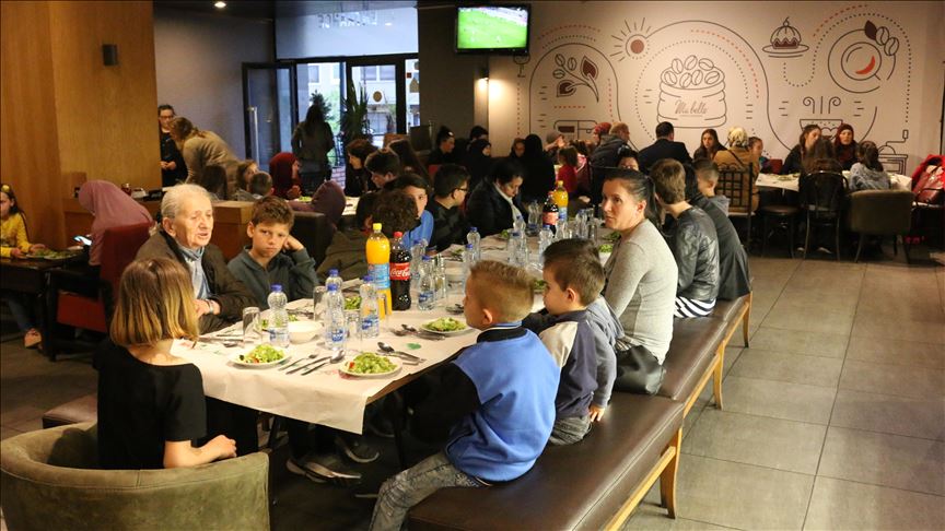 Priština: IHH i Alternativa priredili iftar za decu bez roditelja