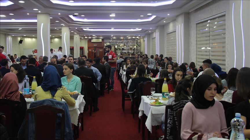 Gjysmëhëna e Kuqe Turke shtron iftar për jetimët në Shkup