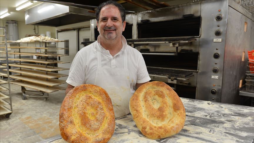 خبّاز إيطالي يُحضّر "بيدا" للأتراك في مالبورن الأسترالية       