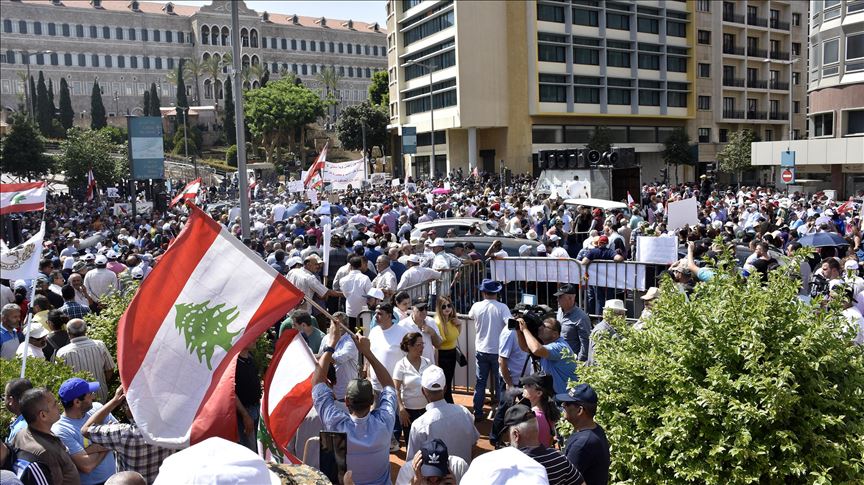 Lebanese civil servants protest austerity measures