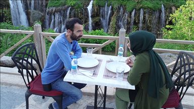 Şelale manzarasında iftar