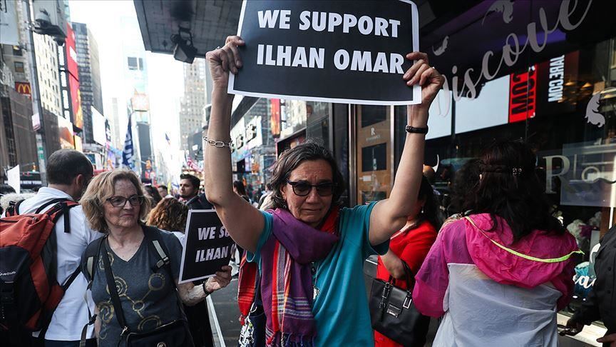 مئات المتظاهرين في شوارع نيويورك دعما للبرلمانية المسلمة إلهان عمر